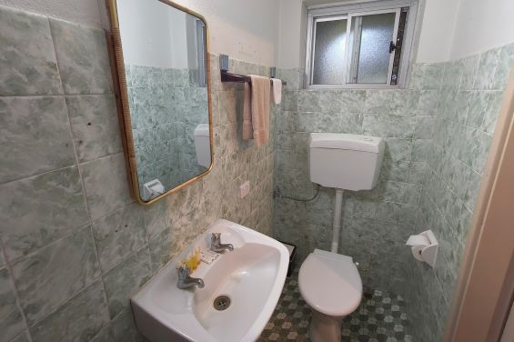 Economic Twin - bathroom